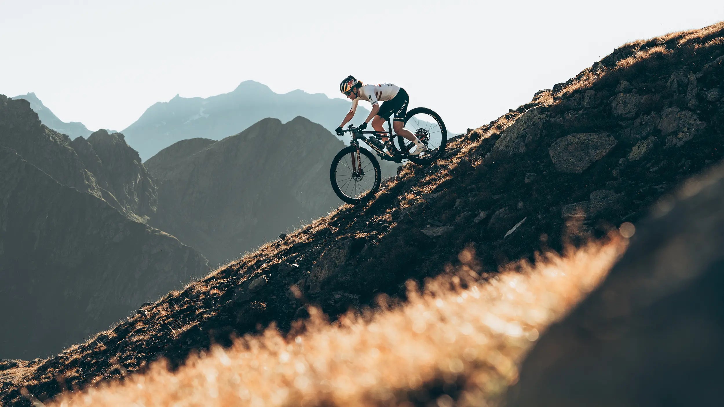 Laura Stigger x gloryfy: die beste Mountainbike Brille der Red-Bull-Athletin